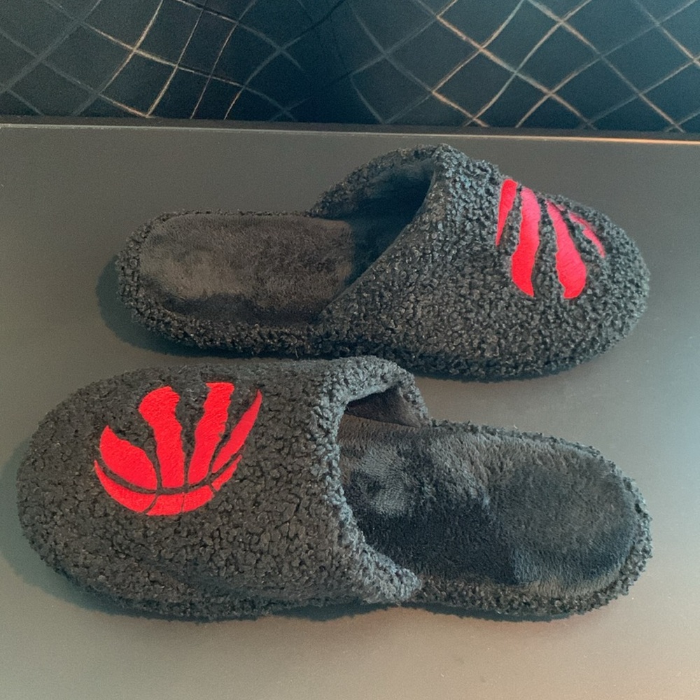 Men’s Raptors Slippers - Picture 4 of 12